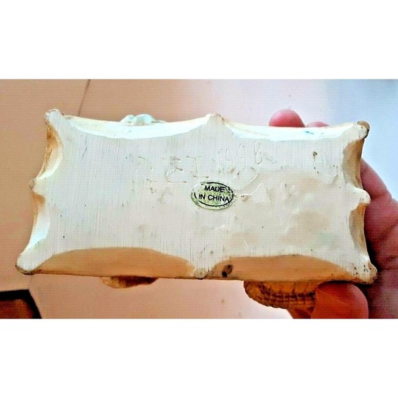 Mama, Papa, and Baby Bear Sharing the Chaise Lounge Figurine  Handpainted 1998 - Picture 8 of 8